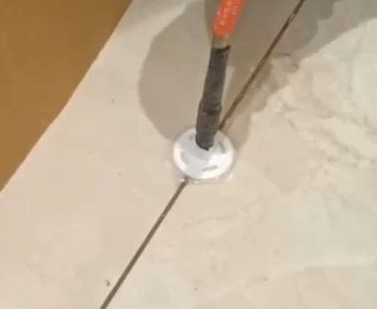 霍林郭勒瓷砖空鼓维修公司专业解答瓷砖在铺贴过程中，如果没有涂抹均匀到位的粘结材料（如水泥砂浆或瓷砖胶），可能会导致以下问题